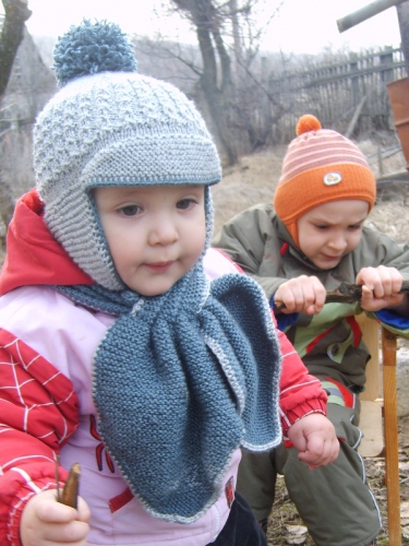 Детские вязаные шапка с козырьком и шарф