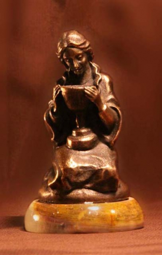 "Хранительница Чаши" скульптура из бронзы