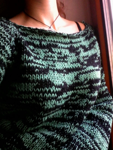 Двухцветный вязаный свитер