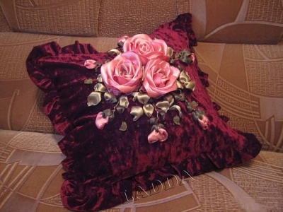 Подушка декоративная,вышивка атласными лентами,сюжет Хелен Эрикссон.