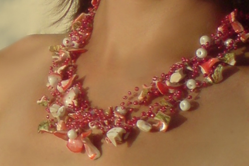Ожерелье из бисера и ракушек