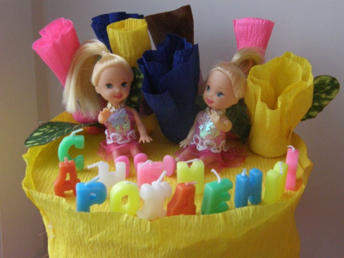 торт из конфетт "с днем рождения,близняшки!!!"