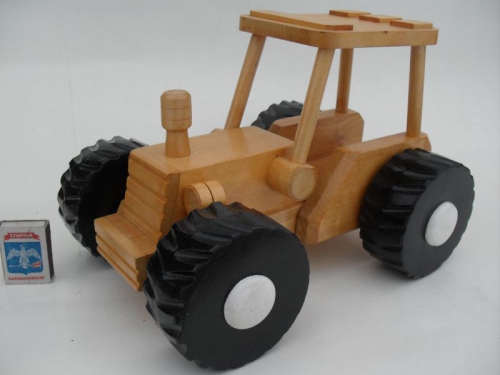 игрушка трактор из дерева