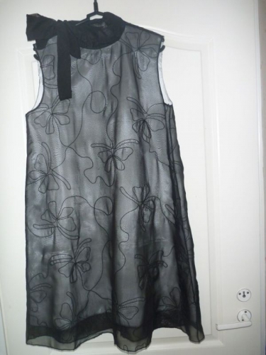 шифоновое платье, отделанное шнуром с воротником-бантом на контрастной подкладке