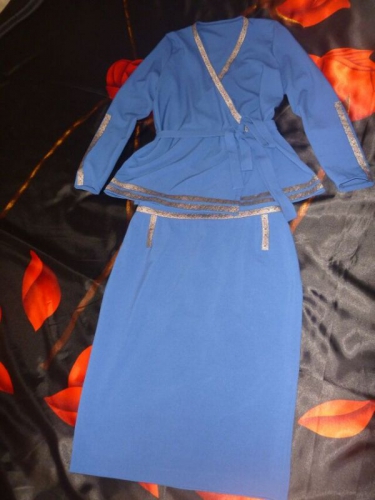 синий костюм из габардина-стрейч, отделанный декоративной лентой