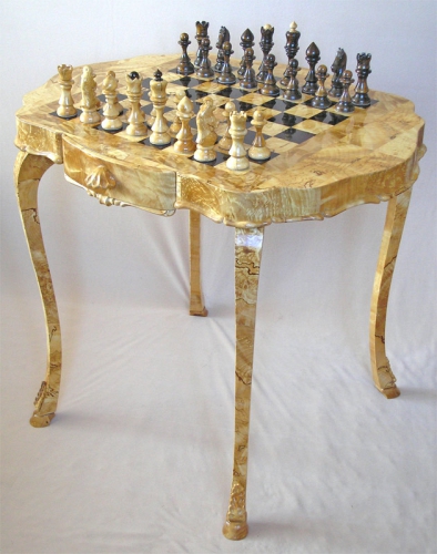 Шахматный стол из капа  с фигурами