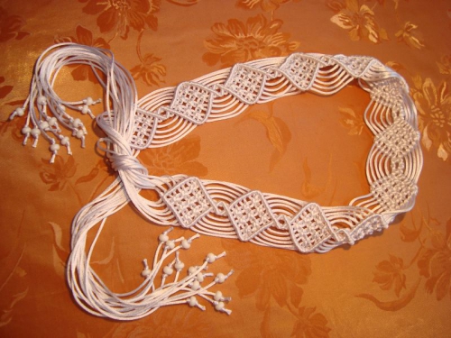 Плетеный белый пояс "Каприз для невесты", макраме