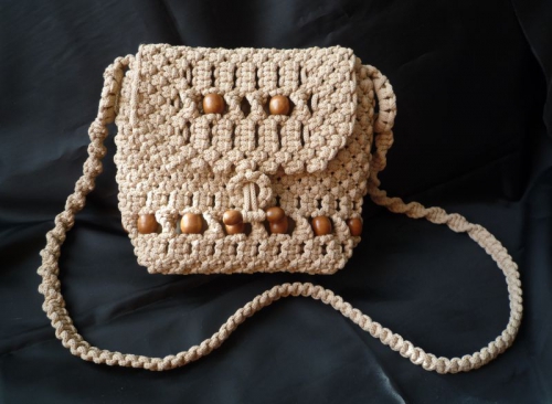 Плетеная женская сумка с деревянными бусинами