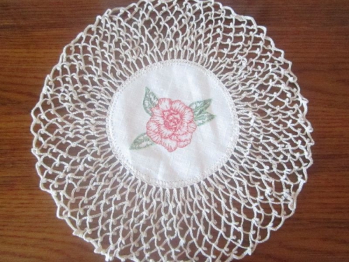 Салфетка вязанная с вышивкой "Роза"