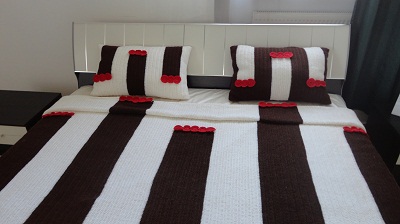 Вязаный  плед (покрывало) и подушки на кровать "Белый шоколад"