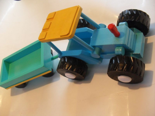 игрушка трактор с прицепом из дерева