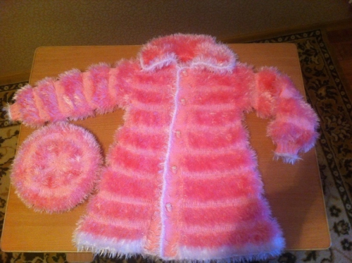 Вязанное пальто и беретка из травки для девочки 2-3 лет